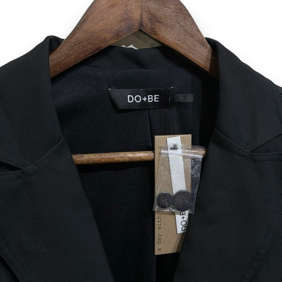 NWT DO+BE Lightweight Poly Spandex Blend Single Button Blazer Size Small 17 x 24 - Picture 6 of 7